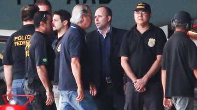 Condenado do mensalão, José Dirceu desembarca no hangar da PF em Brasilia Condenado do mensalão, José Dirceu desembarca no hangar da PF em Brasilia
