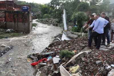 Prefeito de Itabuna Claudevane Leiteavalia estragos da chuva no São Roque Caixa d Água e Santa Inês - Foto Wilson Oliveira
