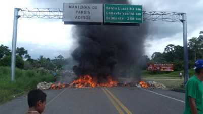 Produtores fizeram barricada na pista (Foto Andrei Sansil/Ilheus24h).