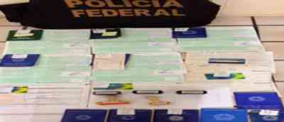 Foram apreendidos requerimentos de seguro-desemprego, Carteiras de Trabalho e carimbos