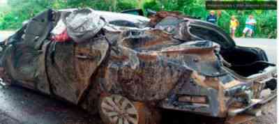 Veículo saiu da pista, bateu em árvore e capotou 