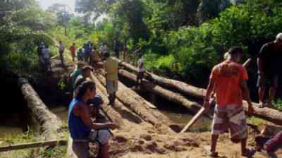 Moradores realizaram mutirão para reformar a ponte. Imagens: Marcos Roberto.