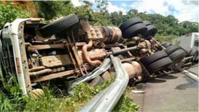 Carreta bateu em guardirreio após capotar. Foto: Gandu Notícias