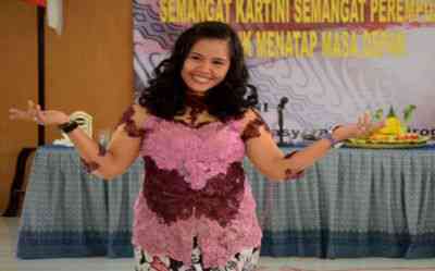 A filipina Mary Jane Veloso, em foto de 21 de abril, durante celebração do Kartini Day, em homenagem à ativista dos direitos femininos Raden Kartini, na prisão Yogyakarta. Nesta terça, ela seria executada, mas o presidente filipino pediu que sua execução fosse adiada  (Foto: AFP Photo/Tarko Sudiarno/Files)