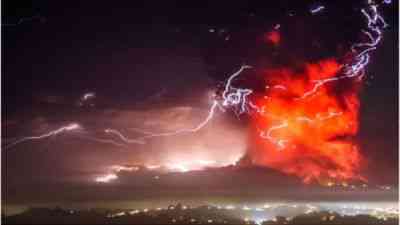 Vulcão Calbuco entra em erupção perto de Puerto Varas, no Chile (Foto: David Cortes Serey/AP) 