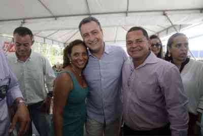 O Governador da Bahia, Rui Costa; o vice prefeito de Una, Nildo Som e sua esposa Marizete