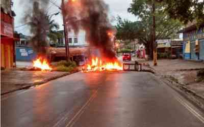 Moradores do Alto do Coqueiro fecham Av. Ubaitaba.