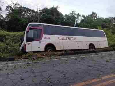 Vídeo: Ônibus com estudantes universitários escapa de grave acidente em Una