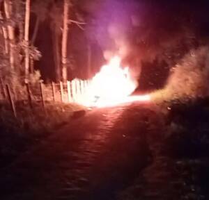 Acidente em Una: carro capota e pega fogo na zona rural